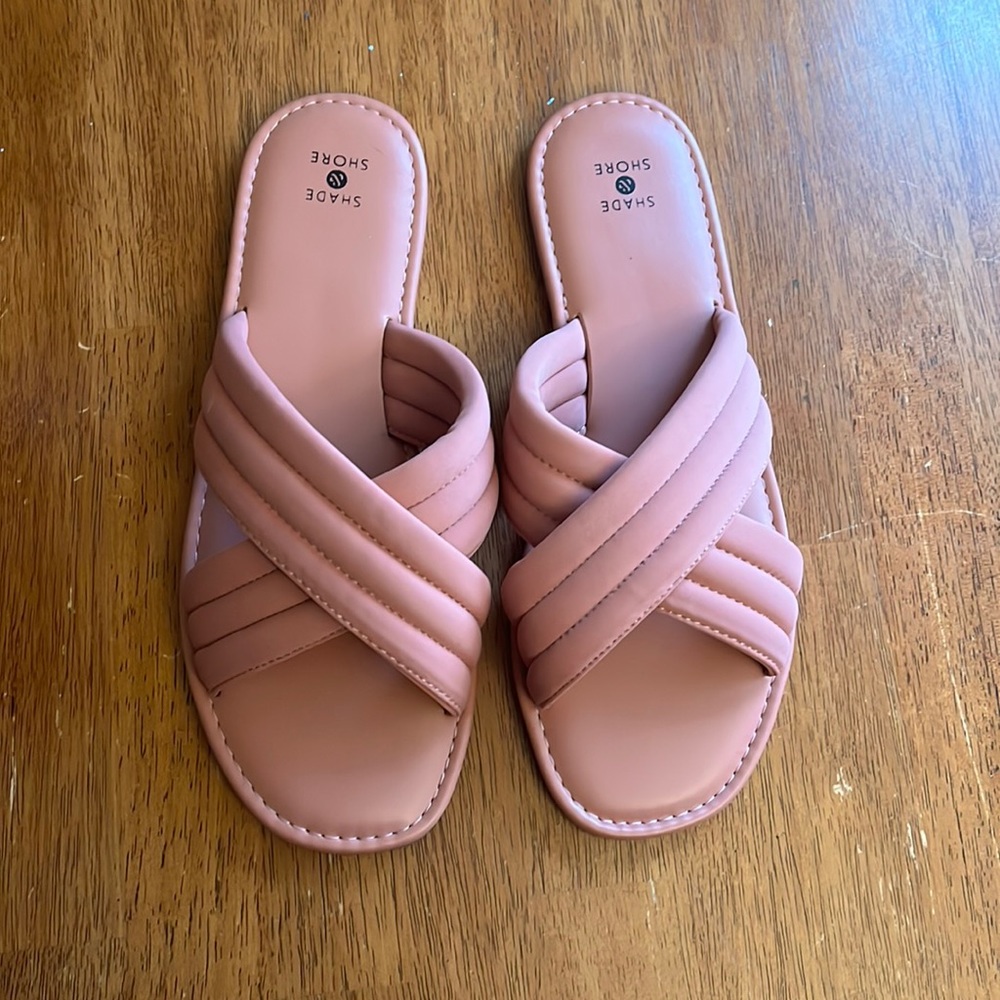 Women’s criss cross pink suede-like sandals. rose pink size 10.